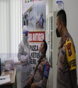 Anggota Polres Gresik Jalani Rapid Test Usai Jaga Pos Check Point