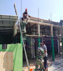 Gotong-Royong Bersama Warga, Anggota Koramil 19/Purwantoro Bantu Rehab Masjid