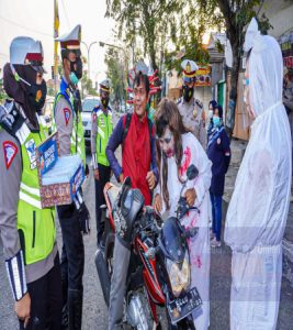 Ingatkan Masyarakat Pentingnya Prokes,Polres Gresik Hadirkan Pocong dan Corona