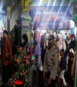 Rutinitas Petugas Pantau Prokes di Wisata Ampel