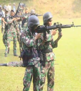 LATIHAN MENEMBAK SENAPAN PRAJURIT YONIF 6 MARINIR