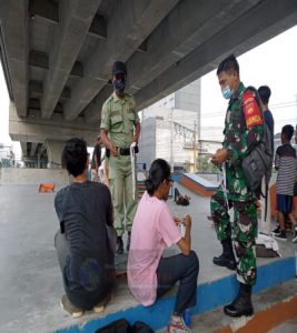 Babinsa dan Linmas Laksanakan Himbauan PPKM Perkumpulan Skateboard di Bawah Jembatan Flyover