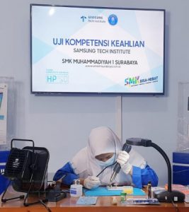 35 Siswa TKJ kelas SAMSUNG TECH SMK Muhammadiyah 1 Surabaya Lakukan UKK Perdana