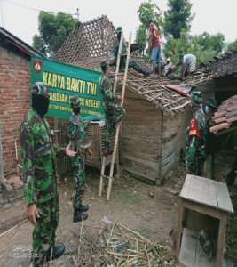 Bersama Warga, Anggota Koramil 07/Tirtomoyo Laksanakan Karya Bakti Rehab Rumah