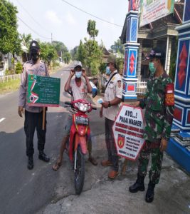 Cegah Penyebaran Covid-19, Koramil 03/Bulu, Polsek Bulu dan Satpol PP Kec. Bulu Bagikan Masker Ke Pedagang Dan Pengunjung Pasar