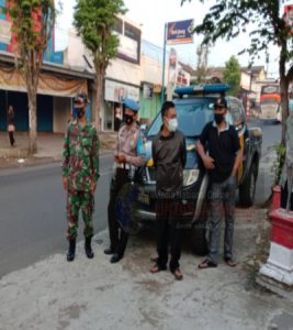 Babinsa Purwantoro Bersama Bhabinkamtibmas Dampingi Pemakaman Jenazah Dengan Standar Penanganan Covid-19