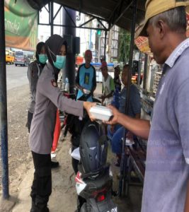 Kegiatan Jum’at Berkah, Patroli Srikandi Polres Jember Berbagi Sedekah Untuk Jama’ah Sholat Jumat