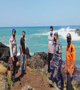 Dua Wisatawan Pantai Menganti Terseret Ombak, Satu Ditemukan Meninggal, Satu Masih dalam Pencarian