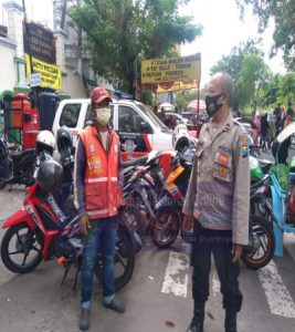 Petugas Himbau Tukang Parkir Daerah Nyamplungan Untuk Jaga Keamanan Dan Ketertiban