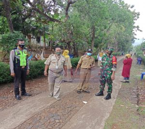 Babinsa Desa Gedong Monitoring Pemakaman Jenazah Warga Dengan Standar Penanganan Covid-19