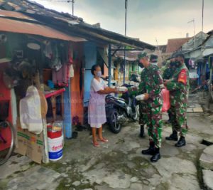 Dandim 0735/Surakarta Bersama Koramil 01/Laweyan Bagikan Nasi Kotak Kepada Warga