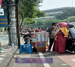 Jasa Penukaran Uang Mulai Marak Menjelang Hari Raya