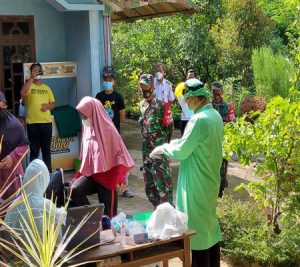 Anggota Koramil 23/Karangtengah Dampingi Puskesmas Karangtengah Laksanakan Swab Test