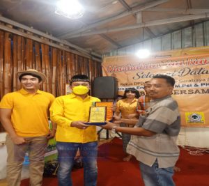 PK SAMBIKEREP ASYIK memberikan apresiasi penghargaan kepada ARIF FATHONI,SH DPRD KOTA SURABAYA dari ERWAN NANDA, M.PSI