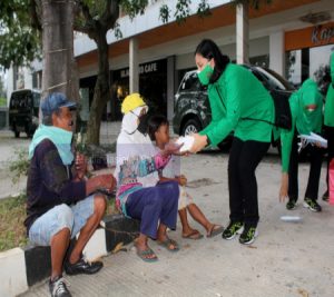 Persit KCK Cabang XLVII Dim 0726 Sukoharjo Berbagi Dengan Warga di Simpang Lima