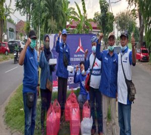 Demokrat Surabaya berbagi Takjil