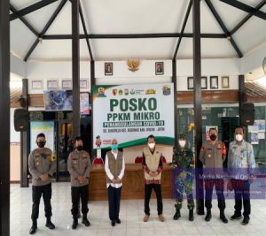 Tim Pakar Satgas Covid-19 Tinjau Posko PPKM Mikro di Desa Sukorejo Kebomas Gresik