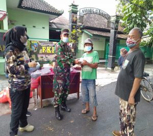 FKPPI 1135/Surakarta Bersama Koramil 01/Laweyan Berbagi Takjil Dan Masker Jelang Buka Puasa