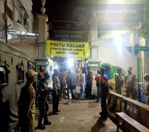 Petugas Lakukan Pemantauan Protokol Kesehatan Pengunjung Wisata Religi Ampel