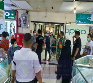 Peran Aktif Babinsa Kemlayan PPKM di Mall Matahari Singosaren Plaza