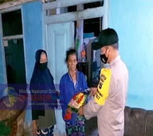 Kanit Binmas Polsek Rambipuji Salurkan Bantuan Sembako dari Bhayangkari Cabang Jember