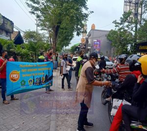 IWJ (Info Warga Jember) Berbagi Takjil dan masker Gratis