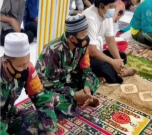 Kluster Saat Ibadah Sholat Tarawih, Petugas Dari Koramil Aktif Berikan Himbauan Kpeada Jama’ah