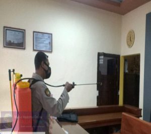 Cegah Penyebaran Virus Covid 19, Anggota SPKT Polsek Sempolan Sterilisasi Ruang Kantor