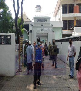 Petugas Operasi Prokes,Melonjaknya Peziarah di Makam Sunan Ampel di Hari Libur