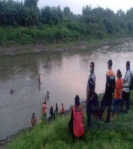 Dengan Sigap Dan Cekatan, Babinsa Pucangsawit Bantu Evakuasi Korban Laka Air