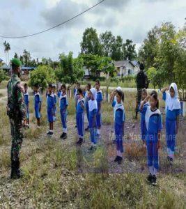 Kunjungi Sekolah di Ujung Timur Indonesia, Satgas Yonif 512 Terima Apresiasi Kepala Sekolah