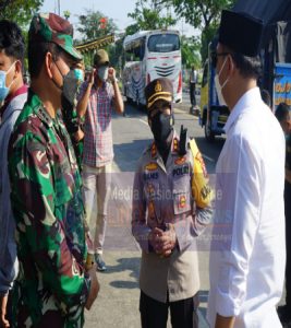 Kapolres Menghimbau Masyarakat Yang Lewat Akses Tol Suramadu Kooperatif Menjalani Pemeriksaan Petugas di Pos Penyekatan