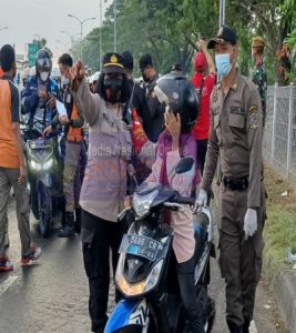 Penerapan Protokol Kesehatan Tetap Berjalan di Lokasi Swab Tes Antigen di Akses Tol Suramadu