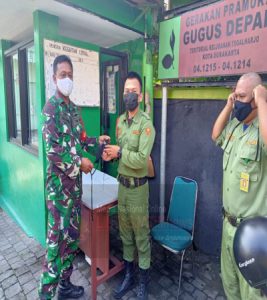 Babinsa Kelurahan Tegalharjo Bagikan Masker Gratis Kepada Linmas Dan Petugas Kebersihan