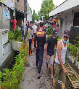 Ciptakan Kampung Bersih Dan Bebas Corona, Serka Nur Hakib Ajak Warga Kerja Bakti Bersama