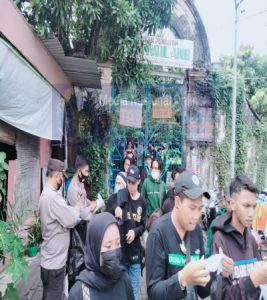 Kapolsek Semampir Kawal Puluhan Suporter Bonek Lakukan Ziarah Makam