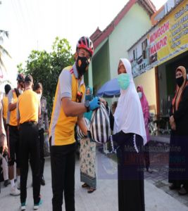 Sambil Gowes, Kapolres Bagikan Sembako kepada Warga Masyarakat di Tiga Desa