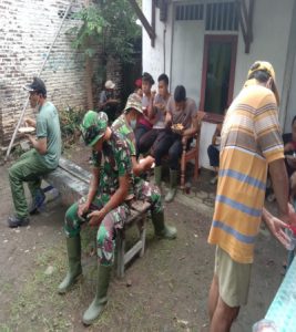 Tak Ada Perbedaan, TNI Dan Warga Nikmati Makan Siang Bersama di Lokasi TMMD