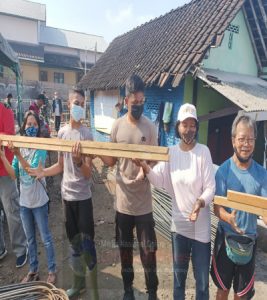 Tak Mau Kalah, Ibu-ibu Turut Membaur Bersama Anggota Satgas menyelesaikan Sasaran TMMD