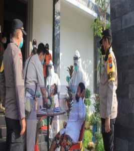 Polrestabes Surabaya Adakan Tes Swab Bagi Puluhan Bonek Yang Terjaring Kerusuhan Pasca Anniversary Persebaya