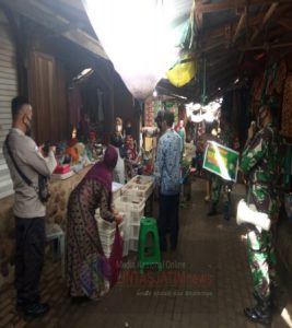 Danramil Dan Kapolsek Slogohimo Telusuri Pasar, Berikan Himbauan Protokol Kesehatan