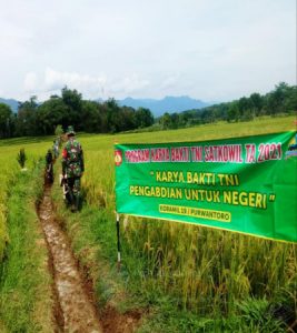 Agar Irigasi Lancar Mengairi Sawah, Ini Yang Dilakukan Babinsa Bersama Warga Sukomangu