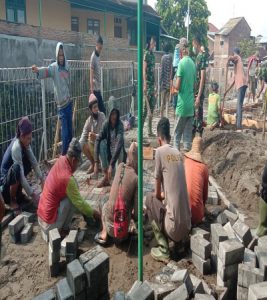 Panas Terik Bukan Penghalang Semangat Kemanunggalan Satgas TMMD Dan Masyarakat