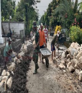 Babinsa Bersama Warga Gotong Royong Perbaiki Saluran Air