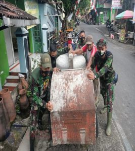 Penuh Perjuangan, Warga Bersama TNI Bahu-Membahu Pindahkan Molen Ketempat Terdekat