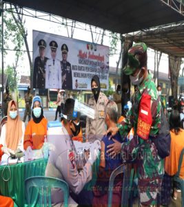 Vaksinasi COVID-19 ke Pasar Tradisional Mojokerto Berbonus Bingkisan