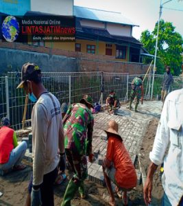 Antusias Warga Desa Songgalan Dalam TMMD Ke-111 Kodim 0735/Surakarta