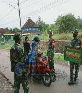 Anggota Koramil 07/Tirtomoyo Himbau Warga Selalu Menggunakan Masker