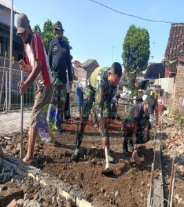 Kompak..!! Anggota Satgas TMMD Dan Warga Kebut Pengerjaan Sasaran Fisik Gazebo