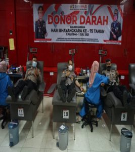 Peringati HUT Bhayangkara Ke-75, Polres Tanjung Perak Gelar Donor Darah Ke Kantor PMI